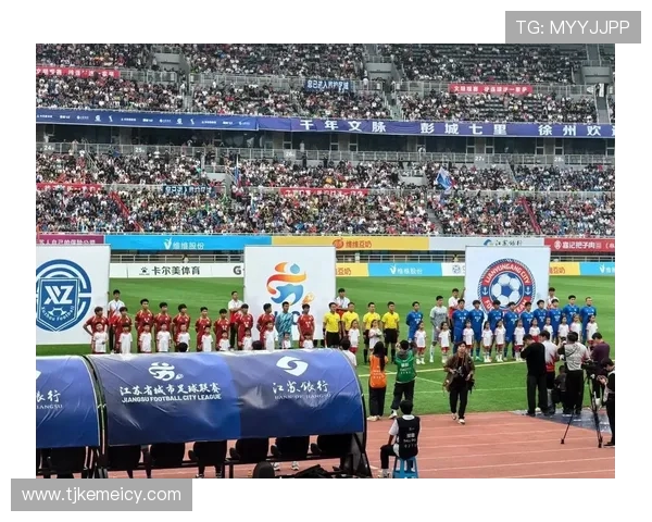 扔掉小马扎!跨省球迷夜奔 300 公里 “潜入” 苏超现场 扔掉小马扎!跨省球迷夜奔 300 公里 “潜入” 苏超现场