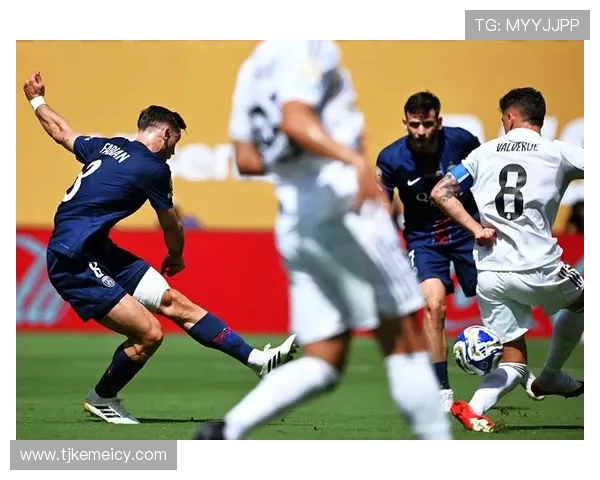 李明携子观战世俱杯:从单车少年到青训引路人的足球传承(1) 李明携子观战世俱杯:从单车少年到青训引路人的足球传承(1)